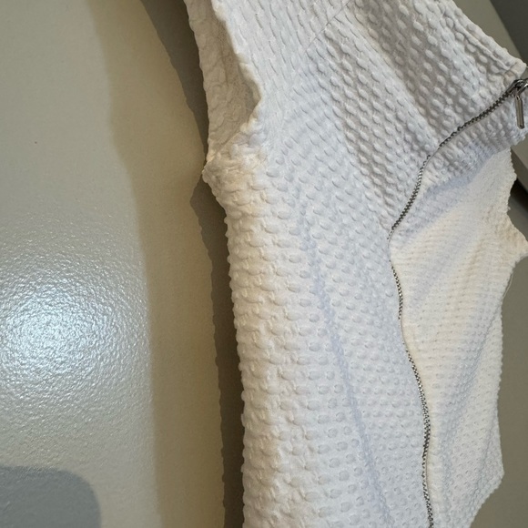 Bebe White Textured Popcorn Crop Top Back Full Zipper (Size XSMALL) - Picture 7 of 7